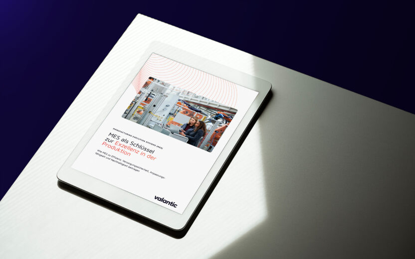 Mockup Whitepaper MES, Tablet, das auf einem weißen Tisch liegt mit dem Cover des Whitepapers auf dem Display